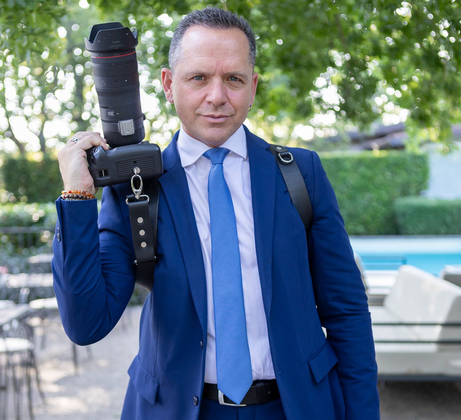Marco Borrelli, fotografo di matrimonio a Roma, con la sua macchina fotografica